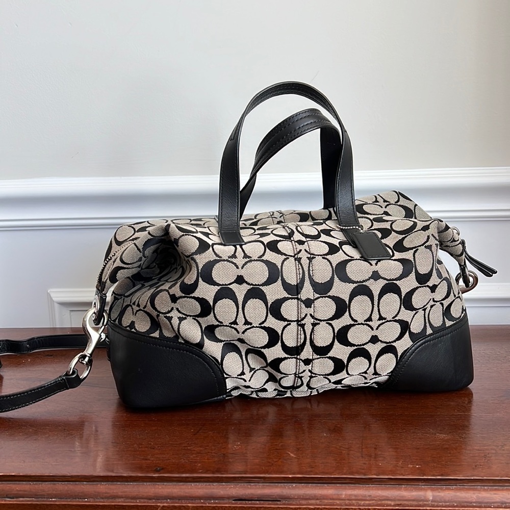 HADLEY SIGNATURE ZIP SATCHEL (COACH F31841)
SILVER/BLACK/WHITE/BLACK Preloved